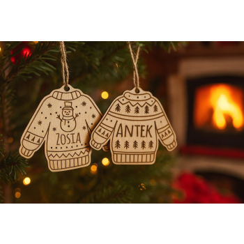 Drewniana bombka „Świąteczny sweterek” z imieniem